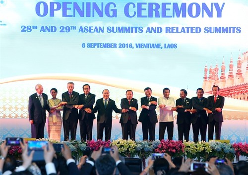 Prime Minister Nguyen Xuan Phuc attends ASEAN Summit with partners - ảnh 1